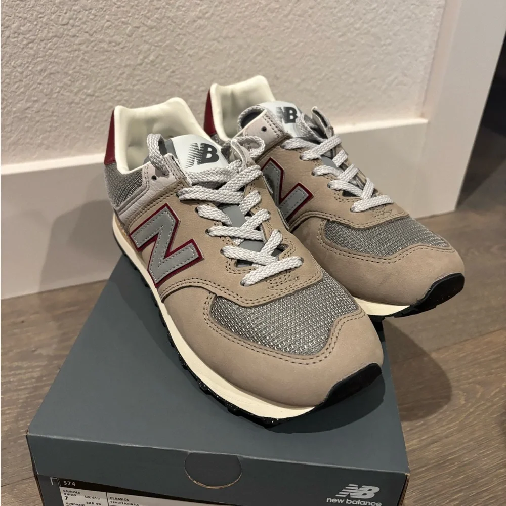 New Balance 574s in brown/maroon - Picture 3 of 6